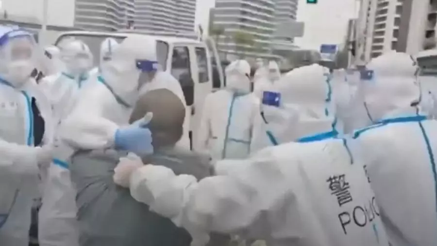 تداولت حسابات على موقعي التواصل الاجتماعي "إكس" و"فيسبوك"، مقطع فيديو يدعّي ناشروه أنه لبدء السلطات الصينية عزل سكان شانغهاي بالكامل، وذلك في محاولة للحد من انتشار فيروس جديد مشابه لكورونا يصيب الجهاز التنفسي