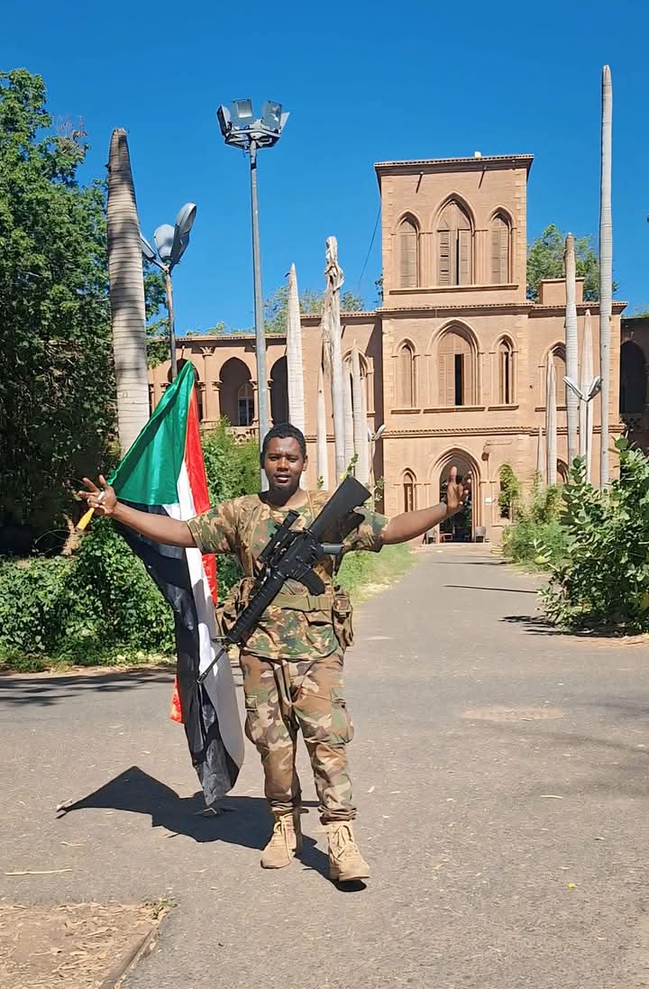 سيطرت القوات المسلحة  على مباني جامعة الخرطوم اليوم السبت ، مع انتشار كبير للجيش في محيط القيادة العامة و سلاح الإشارة ببحري