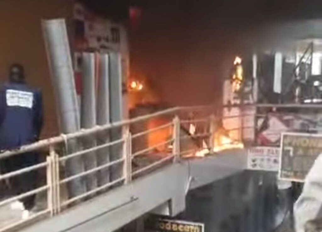 شهدت العاصمة الأوغندية كمبالا، اليوم، حريقًا ضخماً اجتاح مبنى “نيومبا كوبوا”، المعروف لدى الجالية السودانية باسم “عمارة صندل”، مما أدى إلى وقوع خسائر في الأرواح والممتلكات.