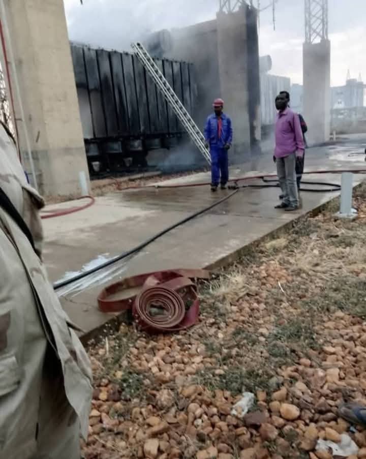 أعلنت الهيئة القومية للكهرباء في السودان عن تعرض محطة "أم دباكر" بولاية النيل الأبيض لهجوم بمسيّرة، ما أدى إلى تضرر المحول الرئيسي المغذي لمدن كوستي وربك ومناطق واسعة من الولاية.