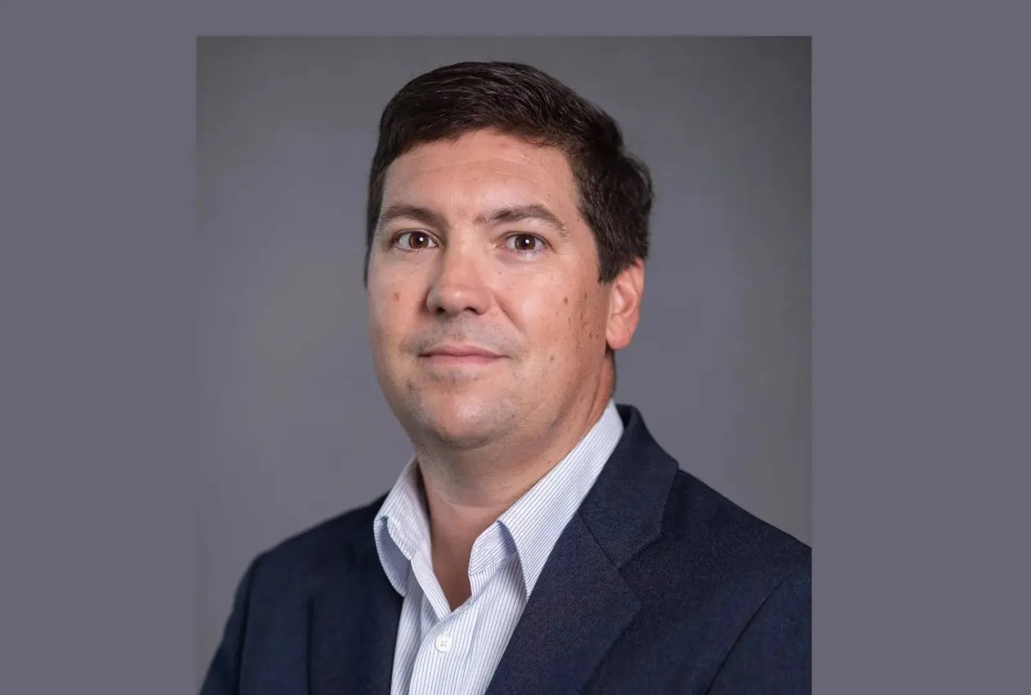 في تعليق يعكس خطورة الأوضاع الإنسانية المتفاقمة في السودان، حذر الدبلوماسي الأمريكي السابق والمحلل في الشأن السوداني، كاميرون هدسون، من أن أي تعطيل لعمل ميناء بورتسودان جراء الهجمات العسكرية قد يمثل "حكمًا بالإعدام" على ملايين المدنيين الذين يعتمدون على المساعدات الإنسانية القادمة عبره