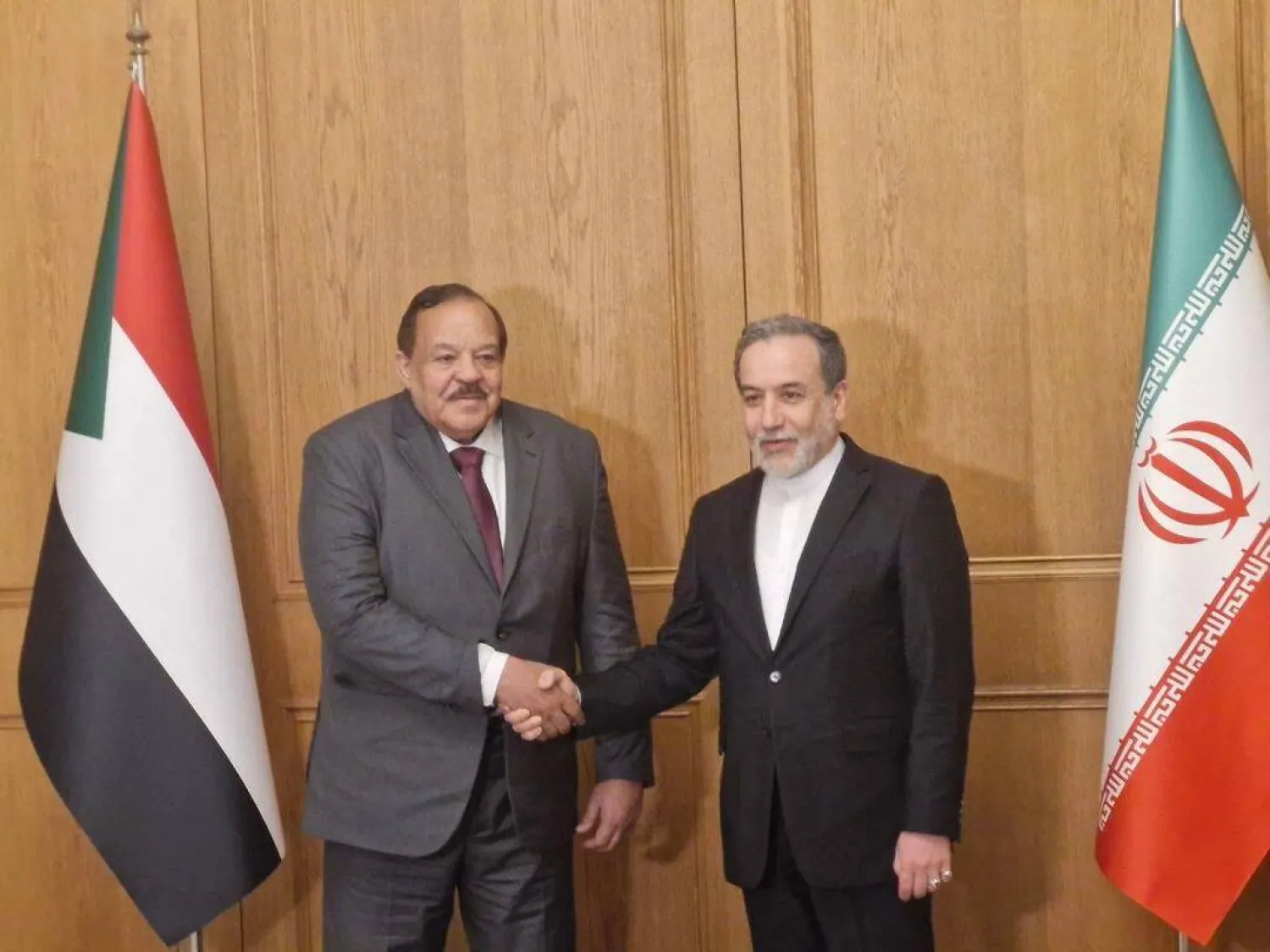 قال وزير الخارجية الإيراني، عباس عراقجي، اليوم الاثنين، إن بلاده تدعم الجيش السوداني والحكومة، بما في ذلك المشاركة في إعادة الإعمار في إطار مساعي البلدين لتطوير العلاقات في مختلف المجالات.