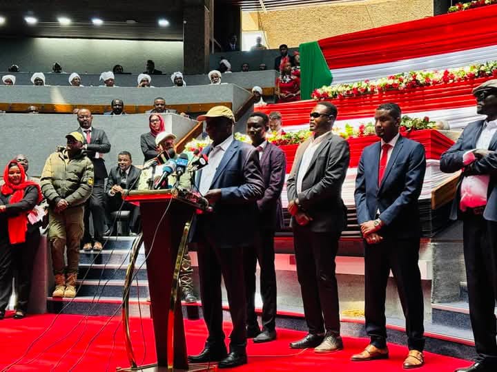 كشف مصدر مطّلع على سير المحادثات الجارية بين قوات الدعم السريع والحركة الشعبية – شمال بقيادة عبد العزيز الحلو، عن توصل الطرفين إلى تفاهمات وُصفت بـ"الخطرة والحاسمة"، تقضي بمنح الحركة الشعبية رئاسة الوزراء ووزارة الدفاع في الحكومة الموازية المرتقبة