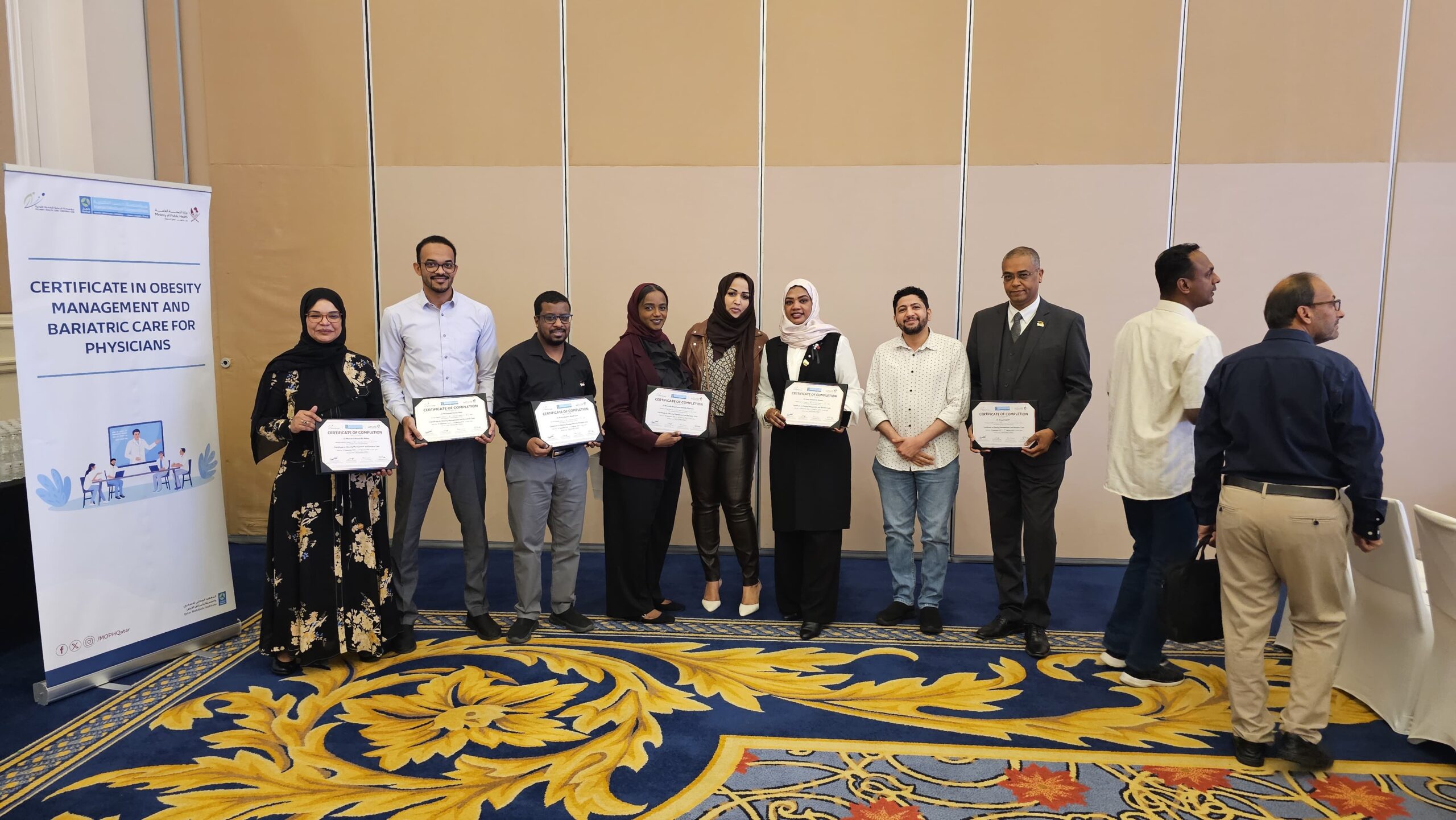 أكمل اليوم 57 طبيب من مختلف التخصصات برنامج تدريب طب السمنة و الذي استمر لمدة 6 أشهر عبارة عن محاضرات مباشرة و عيادات اكلينيكة في مستشفى حمد و برنامج تدريبي عبر منصة سكوب الإلكترونية
