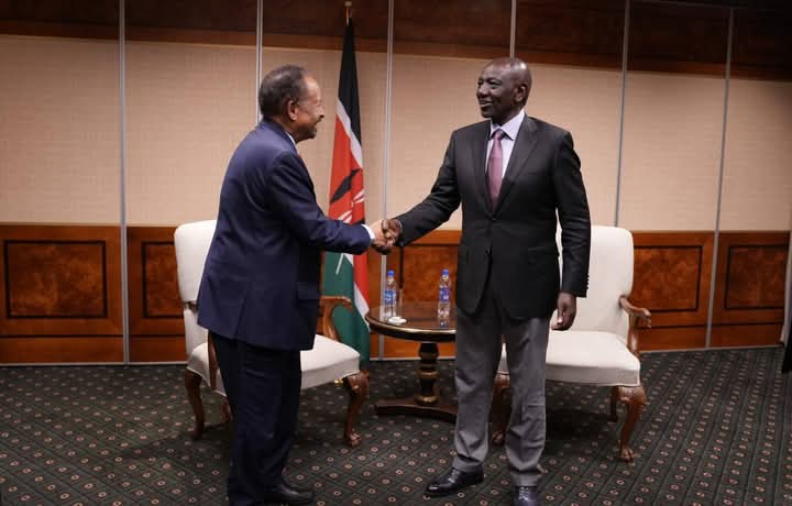 التقى د. عبد الله حمدوك رئيس التحالف المدني الديمقراطي لقوى الثورة (صمود) ووفده المرافق، بالرئيس الكيني وليام روتو، وذلك ضمن سلسلة اللقاءات مع القادة الأفارقة والدوليين بالتزامن مع قمة الاتحاد الإفريقي المنعقدة هذه الأيام في أديس أبابا