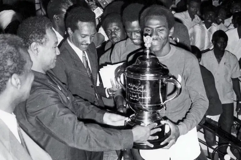 نعى رئيس وأعضاء مجلس السيادة الانتقالي السوداني، قائد المنتخب ونادي الهلال السابق حيدر حسن حاج الصديق المعروف في الوسط الرياضي باسم (علي قاقرين)، الذي تُوفي اليوم الأربعاء بأحد مستشفيات العاصمة المصرية القاهرة