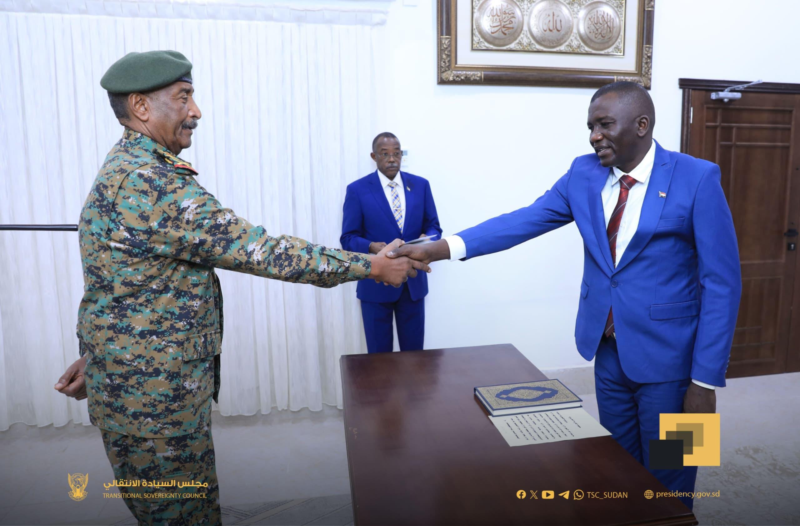 أدى القسم أمام السيد رئيس مجلس السيادة الانتقالي القائد العام للقوات المسلحة الفريق أول الركن عبدالفتاح البرهان  ،  مصطفى تمبور والياً لولاية وسط دارفور