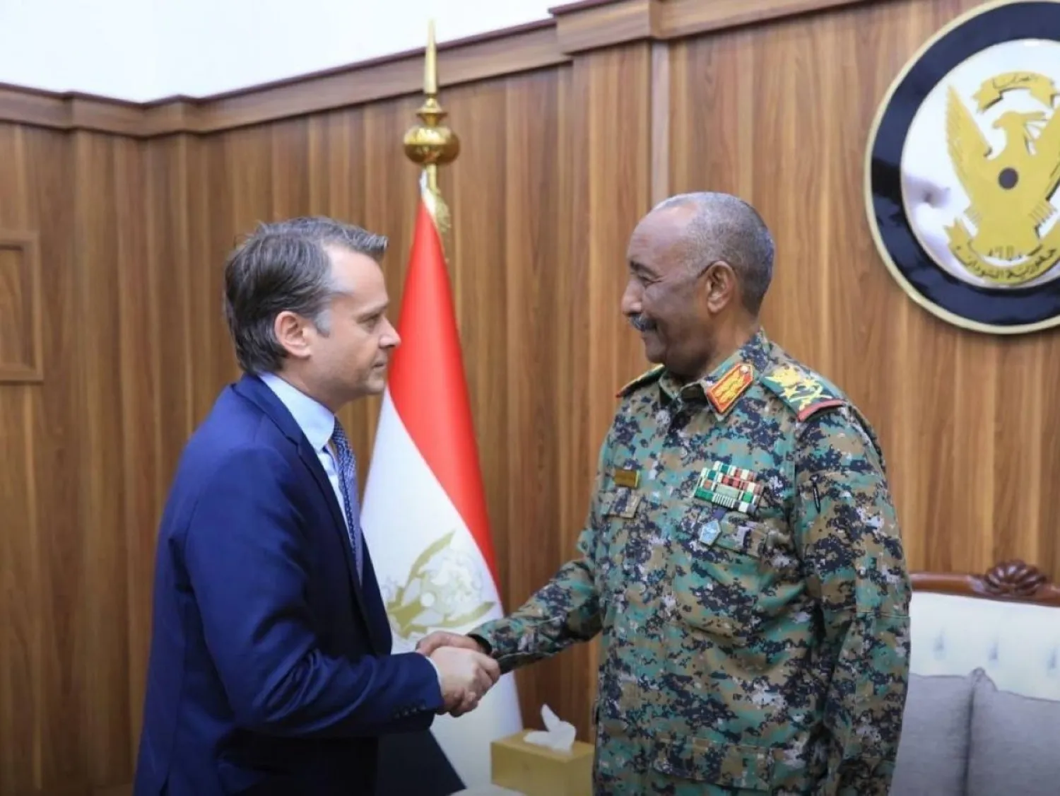 كد رئيس مجلس السيادة السوداني قائد الجيش الفريق عبد الفتاح البرهان، أمس، أن الجيش يعمل على «تهيئة الظروف المواتية لتولّي حكومة مدنية منتخبة مقاليد السلطة في البلاد».