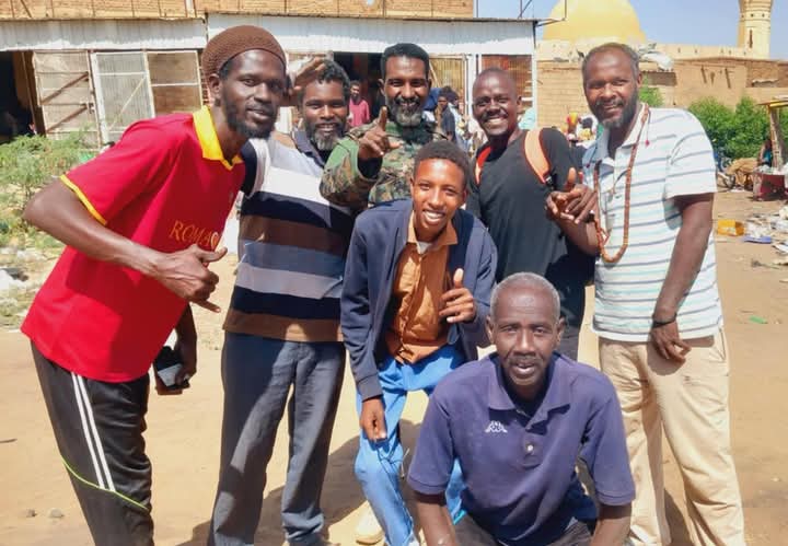 تحت جنح الظلام تسلل سيد حسن من منزله في حي الديوم الشرقية وسط الخرطوم، في رحلة قاسية خاضها هرباً من وتيرة انتهاكات كبيرة تمارسها قوات الدعم السريع في المنطقة، فكتبت له النجاة بعد مغامرة استغرقت عدة أيام، لكن ما يزال جسده يعاني شظايا طلق ناري تعرض له من قبل مسلحين اقتحموا بيته بدافع النهب