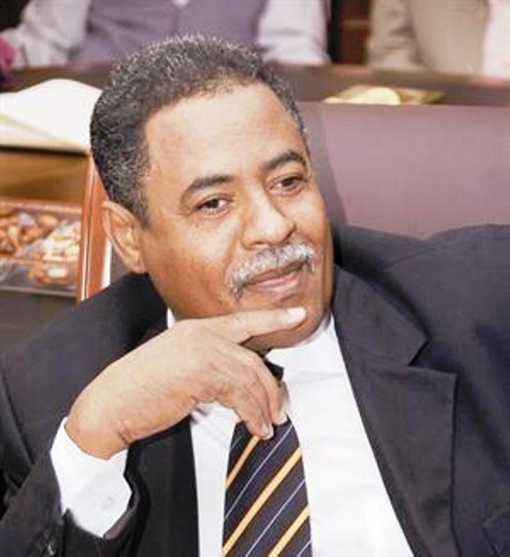 نت أسأل نفسي دوما إن لم يقرر هو اصطحابي في ذلك العام المبكر من سني حياتي من تلك القرية الواقعة على بعد نحو عشرة كيلومترات الى الشمال الشرقي من مدينة دنقلا على حواف حوض السليم ومن أسرة متواضعة الحال