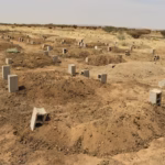 كشفت صحيفة الغارديان البريطانية، في تحقيق نشرته اليوم الجمعة، أن أكثر من 500 شخص قد يكونون تعرّضوا للتعذيب أو التجويع حتى الموت، دُفنوا في مقبرة جماعية سرية شمال الخرطوم، وفق أدلة اطلعت عليها الصحيفة