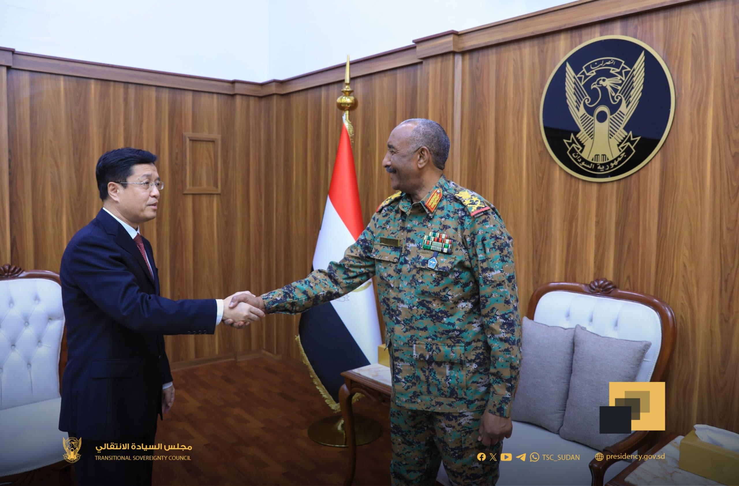 عقد رئيس مجلس السيادة وقائد الجيش السوداني عبد الفتاح البرهان، محادثات في بورتسودان الثلاثاء مع السفير الصيني لدى السودان جانغ شيان هوا ناقشت العلاقات الثنائية وقضايا البترول