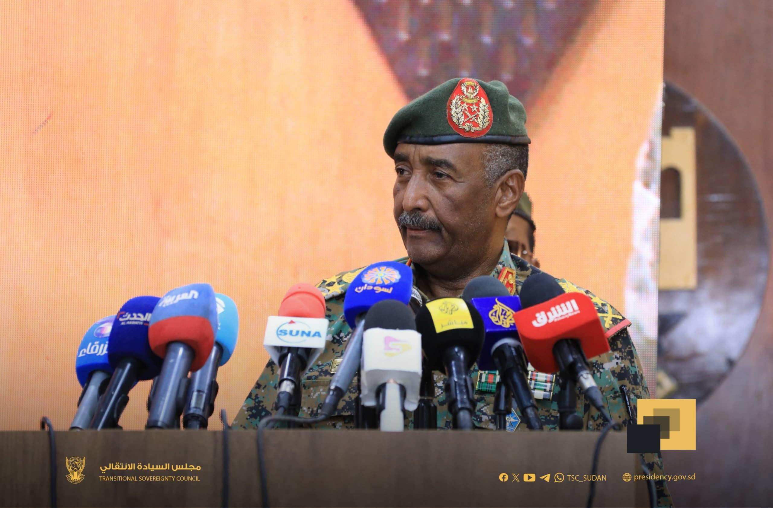 في أول ظهور سياسي لافت بعد تصاعد الاتهامات الموجهة للقوات المسلحة، جدّد رئيس مجلس السيادة الانتقالي والقائد العام للجيش، الفريق أول ركن عبد الفتاح البرهان، التأكيد على قومية المؤسسة العسكرية، نافياً ما وصفه بـ"الأكاذيب المنظمة" التي تروّج لضلوع تيارات إسلامية في إدارة الحرب من بورتسودان.