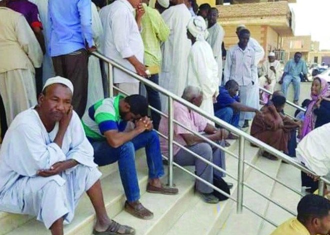 اعتصم عملاء بنك الخرطوم، في مدينة بورتسودان، الأحد، الذي يصادف اليوم الأول بعد نهاية عطلة عيد الفطر المبارك، اعتصموا في المقر الرئيسي للبنك في بورتسودان، بسبب مشاكل متعلقة بالشبكة والسيرفرات، وهو ما يعرف اختصارا بـ (الشبكة الواقعة)، الشيء الذي توقف معه العمل بشكل كامل منذ الثالثة عصرا وحتى السابعة والنصف مساء موعد غلق أبواب البنك.