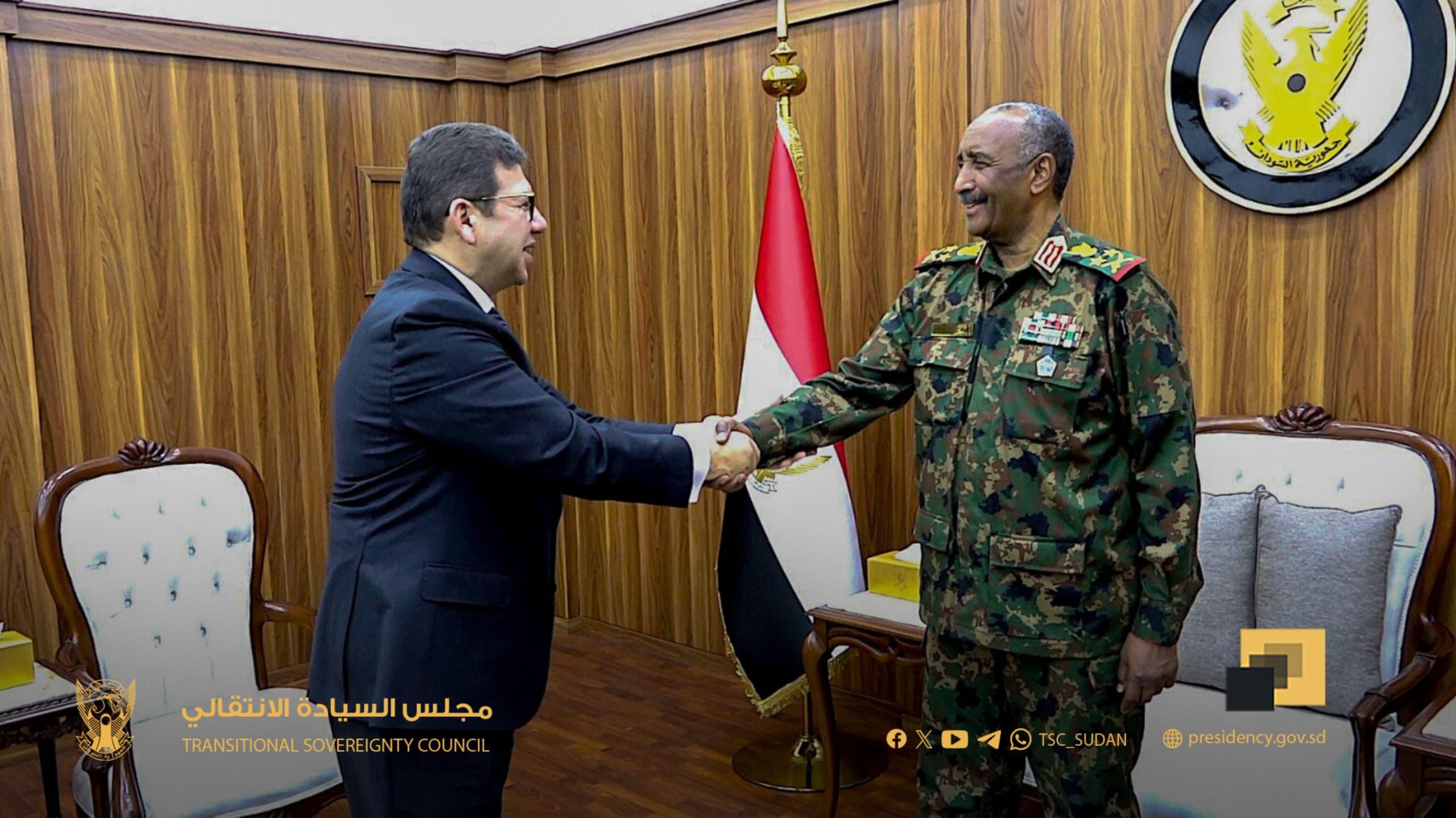 التقى رئيس مجلس السيادة الانتقالي في السودان الفريق أول الركن عبدالفتاح البرهان عبد الرحمن اليوم، رئيس المخابرات العامة المصرية الوزير حسن محمود رشاد، بحضور الفريق أول أحمد إبراهيم مفضل مدير جهاز المخابرات العامة