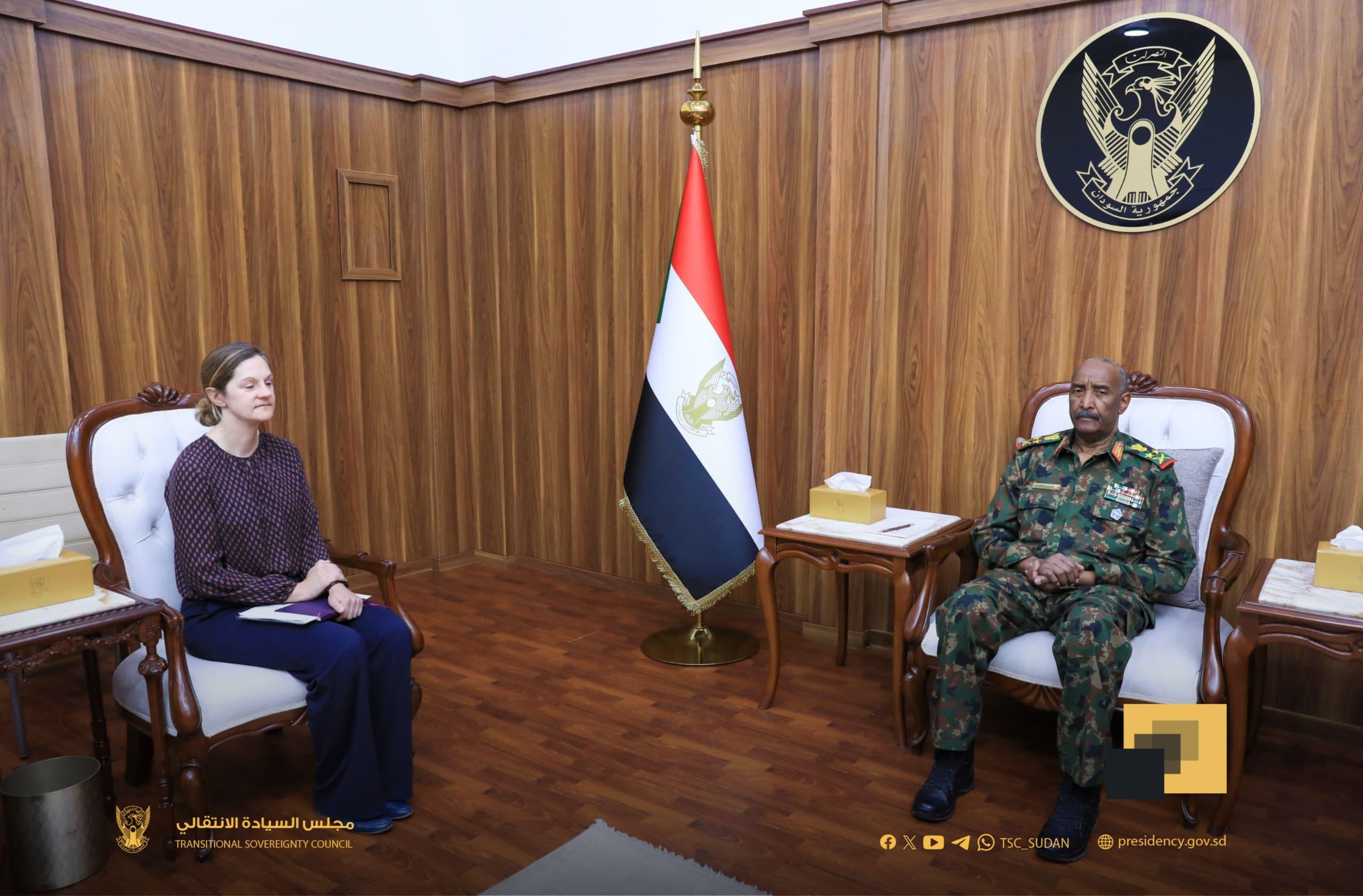 لتقى رئيس مجلس السيادة الانتقالي القائد العام للقوات المسلحة، الفريق أول الركن عبد الفتاح البرهان ، الخميس، مديرة الشؤون الإفريقية بوزارة الخارجية البريطانية السيدة كيت فوستر، بحضور وكيل وزارة الخارجية السفير حسين الأمين