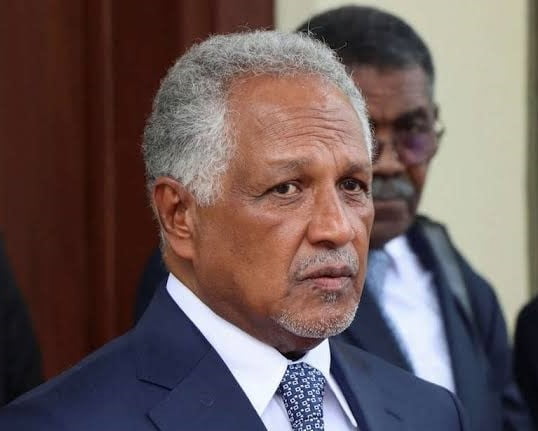 أصدر رئيس مجلس السيادة الفريق أول ركن عبدالفتاح البرهان، قرارًا بتعيين السفير دفع الله الحاج أحمد وزيراً لشؤون مجلس الوزراء ومكلّفاً بمهام رئيس الوزراء، وكما تم تكليف السفير عمر عيسى وزيرا للخارجيّة.