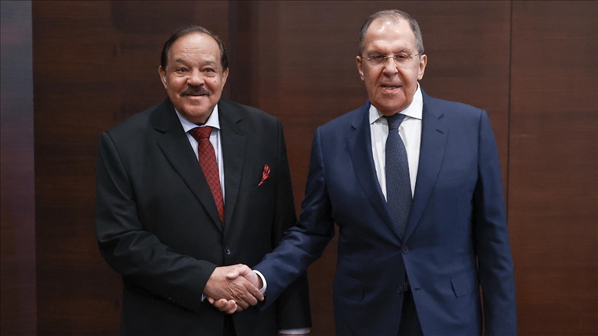 أطلع وزير الخارجية السوداني علي يوسف نظيره الروسي سيرجي لافروف، السبت، على تطورات الأوضاع في بلاده