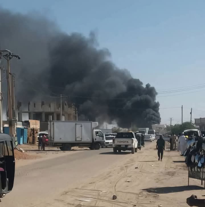 استهدفت قوات الدعم السريع السبت محطة ضخ البترول بمنطقة المخاليف بمحلية الجبلين بولاية النيل الأبيض عبر طائرة مسيّرة، ما أدى إلى استشهاد مهندس وإصابة أربعة آخرين، إضافة إلى تدمير منشآت حيوية بالمحطة وفق مصادر محلية.