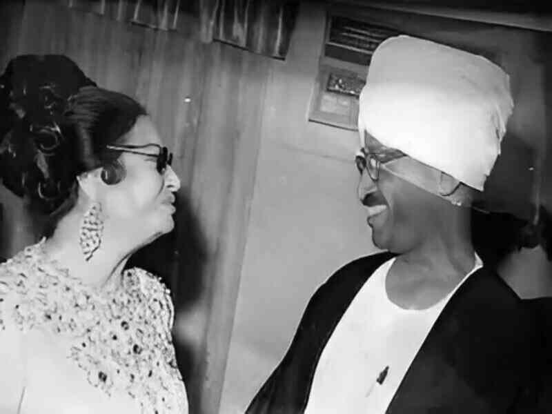 "..المشاعرُ لي، بينما الأشعار للجميع .. هكذا كان يرى الشاعر الفذ الهادي آدم عندما يطلب منه البعض مناسبة القصيدة الشهيدة التي غنتها كوكب الشرق، وسيدة الغناء العربي «أم كلثوم» ولحنها موسيقار الأجيال محمد عبد الوهاب (أغدًا ألقاك) كأول وآخر شاعر سوداني تغني له السِتْ.