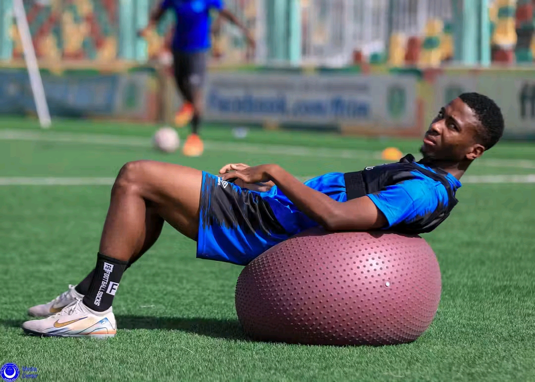 يتطلع الهلال في السابعة والنصف من مساء اليوم الجمعة على ملعب شيخا بيديا للتقرُّب أكثر من صدارة الدوري الموريتاني لكرة القدم عندما يواجه نادي «أسنيم» ضمن الجولة (٢٧) للدوري الموريتاني.