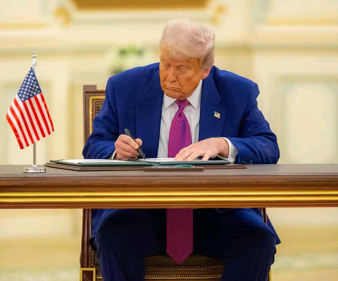 في منتدى الاستثمار السعودي الأميركي، أشاد الرئيس الأميركي السابق دونالد ترمب بالتحول الاقتصادي في المملكة، واصفًا إياه بـ"المعجزة الحديثة" التي تقودها رؤية المملكة 2030 تحت قيادة الملك سلمان بن عبد العزيز وولي العهد الأمير محمد بن سلمان.