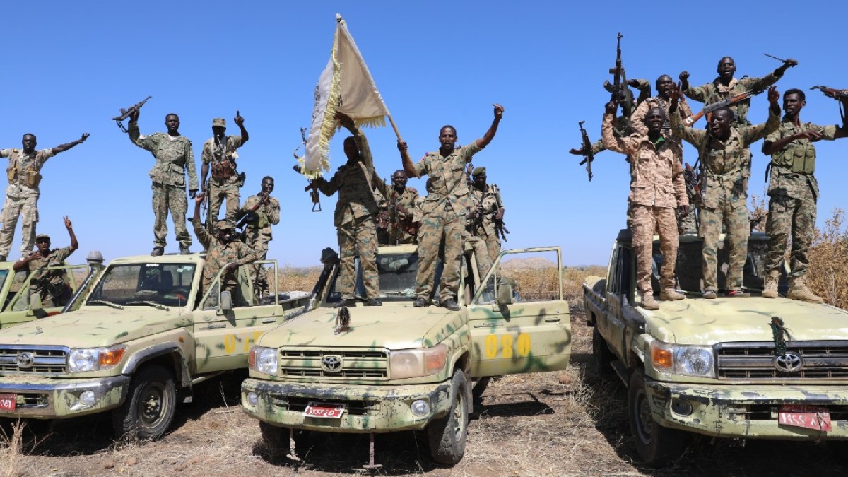 اندلعت، يوم الجمعة، اشتباكات عنيفة في منطقة جبل العوينات، جنوب شرق مدينة الكفرة، بين القوة المشتركة التابعة للحركات المسلحة السودانية