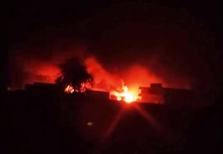 أظهرت مشاهد جديدة اندلاع حريق هائل في مصفاة الأبيض للبترول بمدينة الأبيض، عاصمة ولاية شمال كردفان، عقب استهدافها بطائرات مسيّرة هجومية.