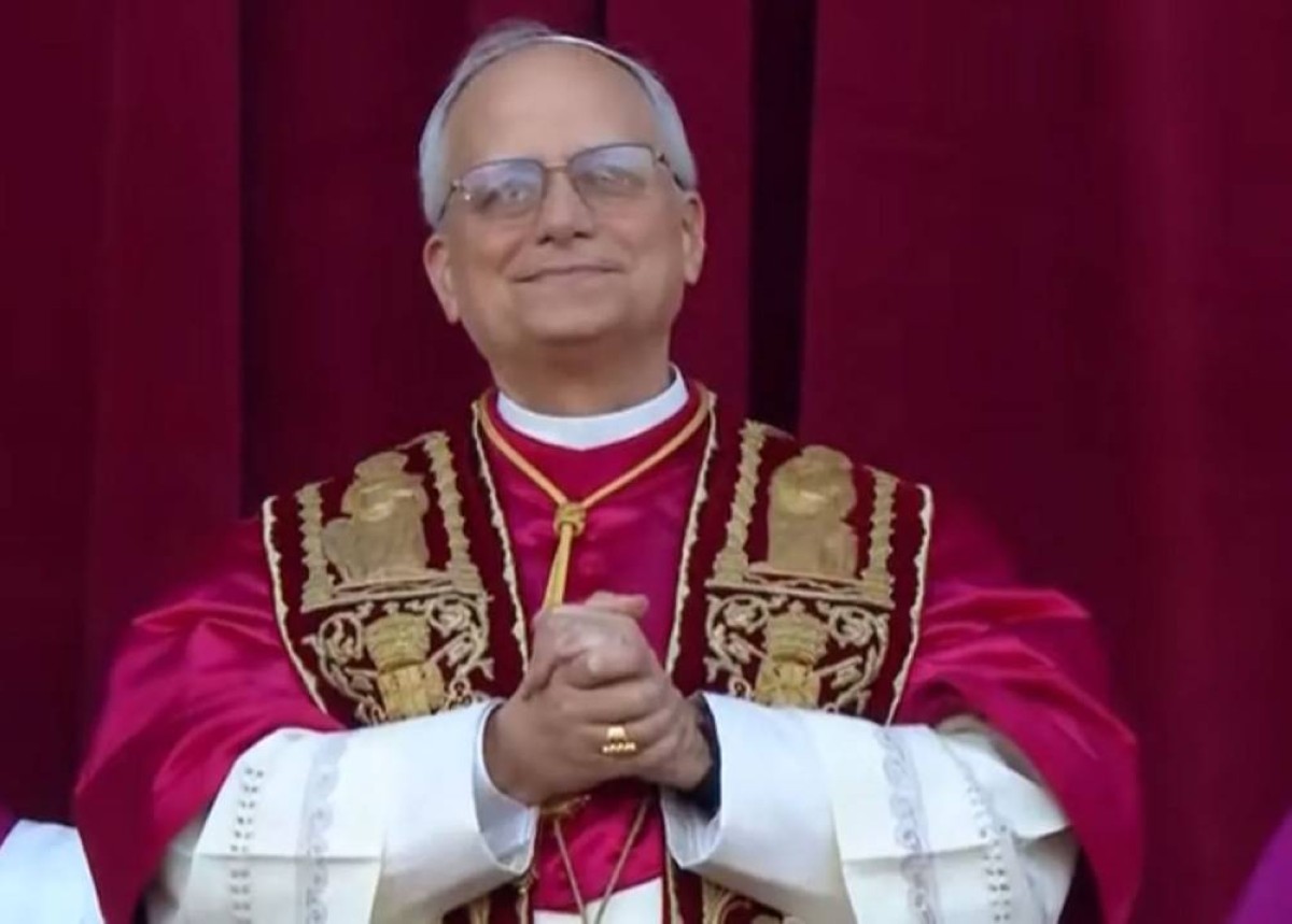 في لحظة غير مسبوقة بتاريخ الكنيسة الكاثوليكية، أعلن الفاتيكان، يوم الخميس، انتخاب الكاردينال الأمريكي روبرت فرانسيس بريفوست حبرًا أعظم، خلفًا للبابا الراحل فرنسيس، متخذًا اسم "ليو الرابع عشر"، ليكون بذلك أول أمريكي يتولى منصب البابا منذ نشأة الكرسي الرسولي.