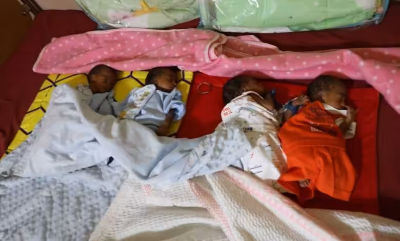 في مأساة مؤلمة شهدتها مدينة أم روابة، توفي طفلان حديثا الولادة من أربعة توائم بسبب عدم توفر حاضنات في المرافق الصحية الحكومية، وتدهور أوضاع الرعاية الطبية في ظل موجة حر شديدة تجاوزت درجة الحرارة فيها 40° مئوية