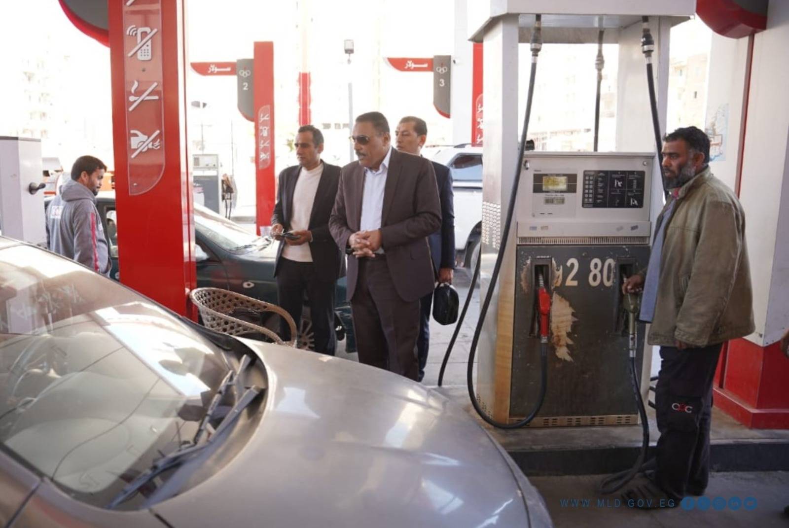 في سابقة أثارت موجة غضب وسخرية على مواقع التواصل الاجتماعي، اعترفت الحكومة المصرية أخيراً بوجود عينات "بنزين مغشوش" داخل محطات الوقود، بعد أيام من النفي الرسمي. وبينما سُجلت مئات الشكاوى