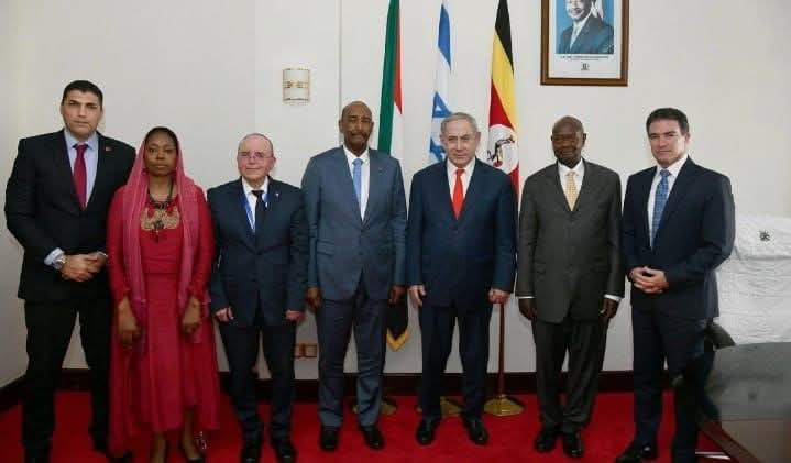 فوجئ الفريق أول عبد الفتاح البرهان، رئيس مجلس السيادة السوداني، بخبر لقاء سري جمع جهاز الموساد الإسرائيلي بنائبه محمد حمدان دقلو (حميدتي)، مما أثار غضباً شديداً دفعه للتساؤل عمّا إذا كانت إسرائيل تحاول تقويض سلطته عبر فتح قنوات موازية.