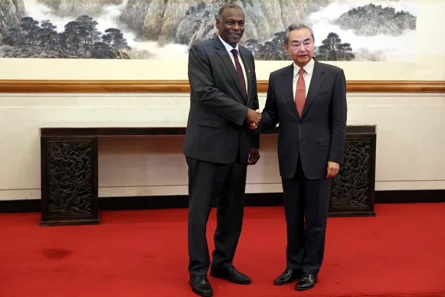 في لحظة سياسية دقيقة تمر بها الخرطوم، برزت بكين من جديد لتعلن موقفها الداعم "لسيادة واستقلال ووحدة أراضي السودان"، في لقاء لافت جمع وزير خارجية الصين وانغ يي، بوزير الخارجية السوداني المعيّن حديثًا عمر صديق، السفير السابق لدى الصين