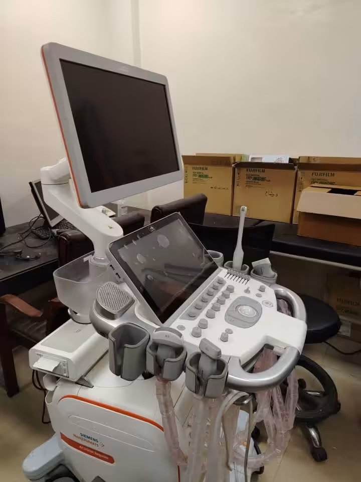 في ركن هادئ من مستشفى الذرة بمدينة ود مدني، توافد المرضى صباح الخميس على وحدة الأشعة المقطعية، تسبقهم نظرات الترقب بعد أشهر من الانتظار القاسي. الجهاز الذي ظل صامتًا لأكثر من عام، بفعل دمار الحرب وشح الموارد، عاد للعمل أخيرًا، معلنًا بداية جديدة لمرضى كانوا على حافة اليأس.