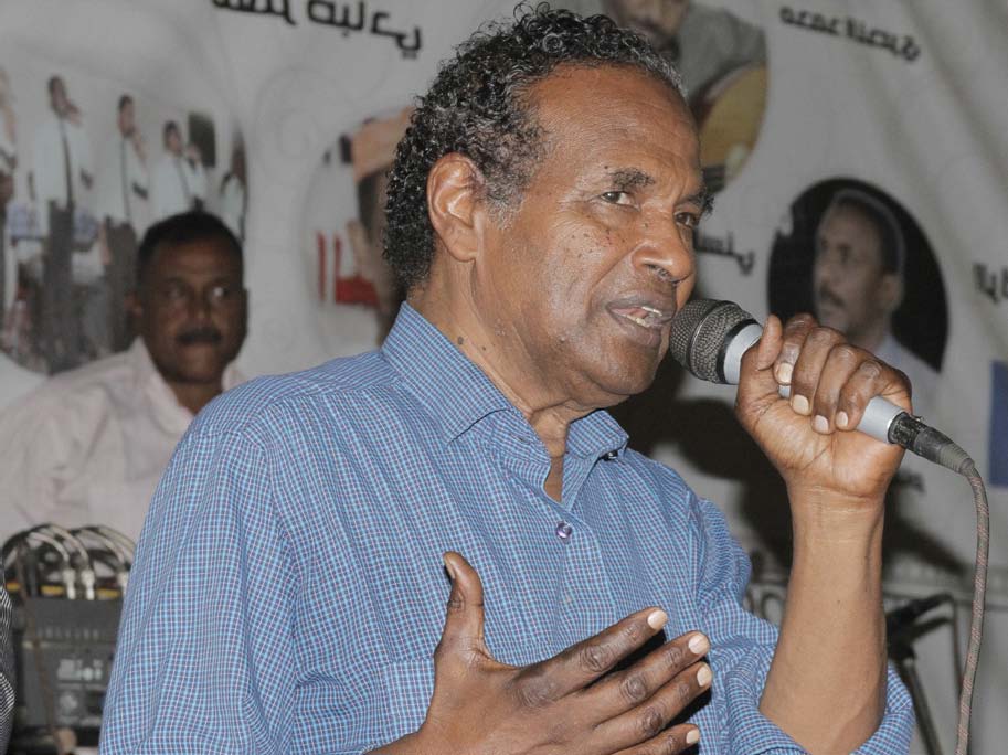 إسحاق الحلنقي، اسم لا يمكن تجاهله في تاريخ الأغنية السودانية. شاعِرٌ بامتياز، يحمل قلمه أوجاع وتطلعات شعبه، ويكتب بحروفٍ من نور لأوطانٍ ترنو للسلام والمحبة