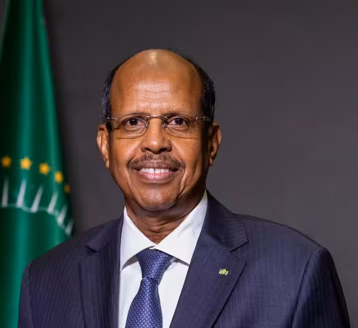 رحّب رئيس مفوضية الاتحاد الإفريقي، محمود علي يوسف، بتعيين الدكتور كامل الطيب إدريس رئيساً لوزراء جمهورية السودان، واعتبر هذه الخطوة "تطوراً إيجابياً نحو تحقيق الحوكمة الشاملة في البلاد".