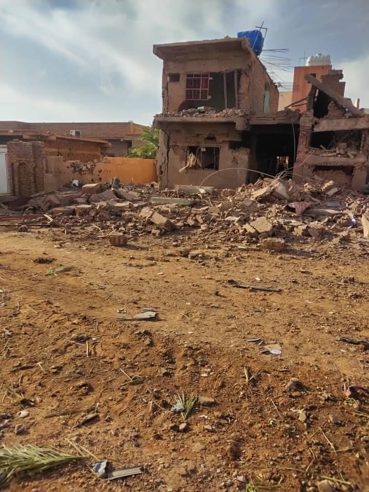 في أحد الأزقة الموحلة بحي الصالحة الشرقية، يسير طفل حافي القدمين وهو يحمل برميلاً صغيراً فارغاً