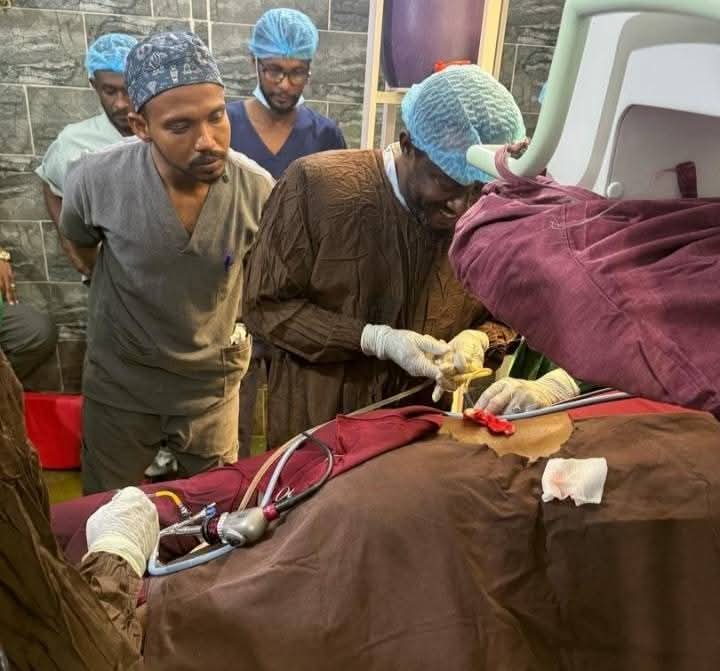 سجّلت ولاية القضارف إنجازاً طبياً غير مسبوق، بنجاح أول عملية من نوعها لتفتيت واستخراج حصاوي الكلى بدون تدخل جراحي مفتوح، باستخدام تقنية PCNL (منظار الكلى عبر الجلد)، في مستوصف روان كير التخصصي.