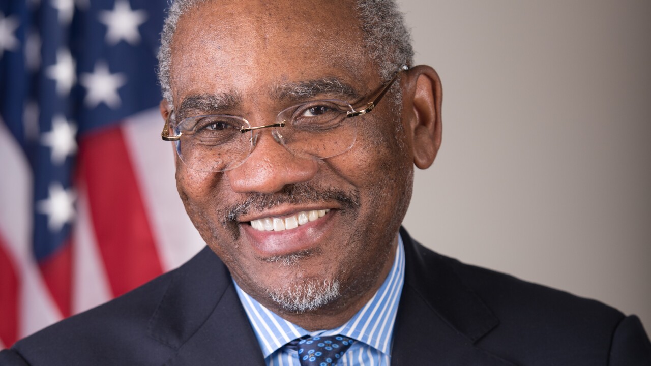 اتهم النائب الديمقراطي البارز في مجلس النواب الأميركي، غريغوري ميكس، إدارة الرئيس دونالد ترامب بتجاهل الأدلة المتزايدة على دور الإمارات في تأجيج الصراع في السودان، من خلال استمرار تزويد قوات الدعم السريع بالأسلحة رغم الانتهاكات الجسيمة التي ترتكبها بحق المدنيين.