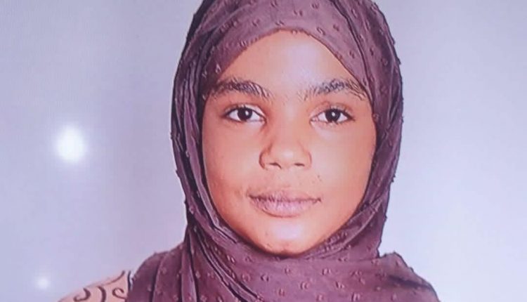 في مدينة عطبرة، وبين زغاريد الأمهات ودموع الفخر، لمع اسم شمس الحافظ عبد الله بين أوائل الشهادة السودانية، بعد أن أحرزت نسبة 94.7% وحلت في المركز التاسع على مستوى البلاد. لكنها لم تكن مجرد متفوقة عادية، بل قصة حياة تُروى.