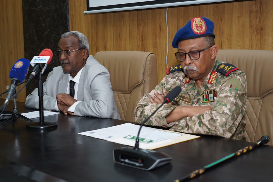 أعلن الجيش السوداني إحباط هجوم جوي نفذته طائرات مسيرة فجر اليوم على مدينة بورتسودان، التي تتخذها السلطات السودانية عاصمة مؤقتة منذ اندلاع الحرب في الخرطوم، واصفاً العملية بأنها "محاولة معقدة تستهدف زعزعة الاستقرار وضرب البنية التحتية العسكرية والمدنية الحيوية