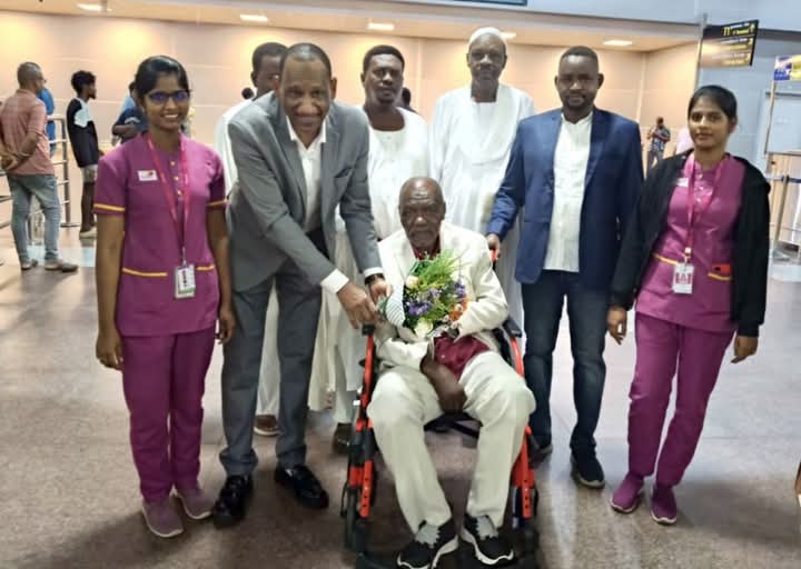 وصل إلى جمهورية الهند نجم المريخ والكرة السودانية السابق، الكابتن كمال عبد الغني، تمهيداً لبدء رحلة علاجية بعد الوعكة الصحية التي ألمّت به مؤخراً، وسط دعوات جماهيرية واسعة بالشفاء العاجل وتمام العافية لهذا الرمز الرياضي الكبير