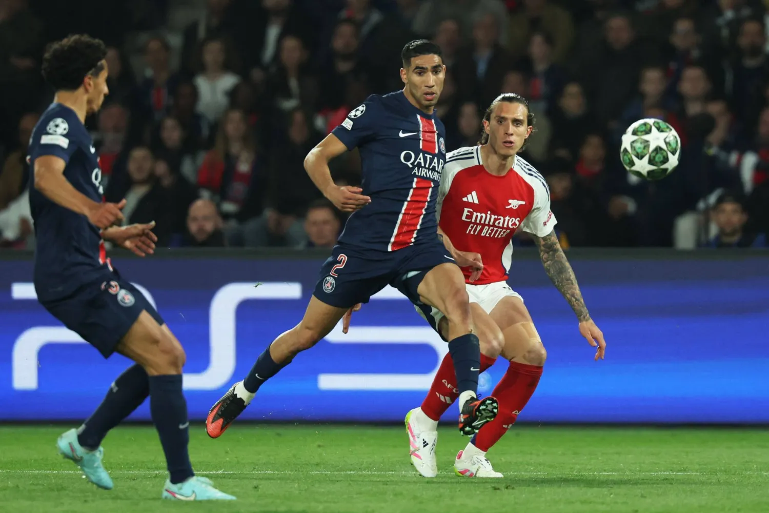 بأداء ناضج وحاسم، جدّد باريس سان جيرمان تفوقه على آرسنال بنتيجة 2-1 في إياب نصف نهائي دوري أبطال أوروبا، مؤكداً تأهله للمباراة النهائية بمجموع 3-1. المواجهة لم تكن مجرد اختبار بدني، بل لحظة مفصلية جسّدت تحوّل النادي الباريسي إلى قوة أوروبية حقيقية تحت قيادة لويس إنريكي.