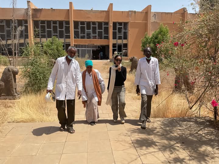 قال مسؤولون في المتحف القومي السوداني إن الحديث عن "نهب كامل" للمتحف غير دقيق، مؤكدين أن معظم القطع الأثرية كانت قد نُقلت إلى المخازن قبيل اندلاع الحرب نظراً لأعمال صيانة كانت جارية وقتها. وأشاروا إلى أن السرقات اقتصرت على بعض التماثيل الصغيرة ومخزن يحتوي على آثار ذهبية.