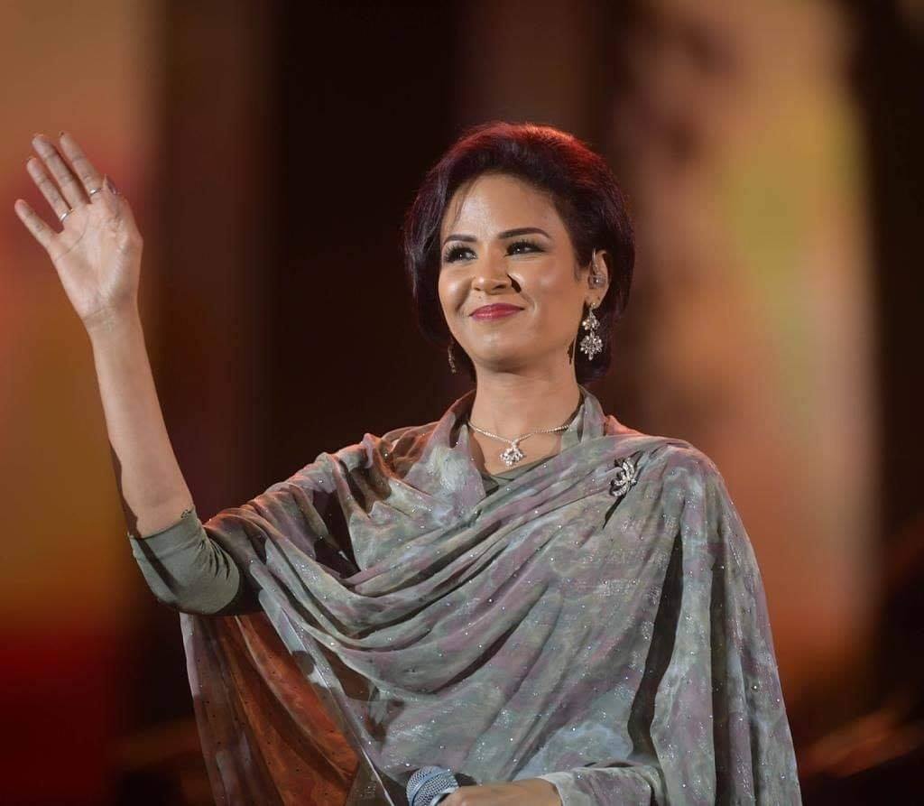 في لحظةٍ صاخبة من تاريخ أسرة فنية عريقة، خرجت الفنانة نهى عجاج عن صمتها لتُصدر بيانًا شديد اللهجة باسم أسرة آل عجاج، ردًا على تصريحات شقيقتها الفنانة نانسي عجاج، التي فاجأت بها الجمهور خلال ظهورها في برومو ترويجي لبرنامج حواري، أثارت فيه الشكوك مجددًا حول ملابسات وفاة والدهما الراحل بدر الدين عجاج.