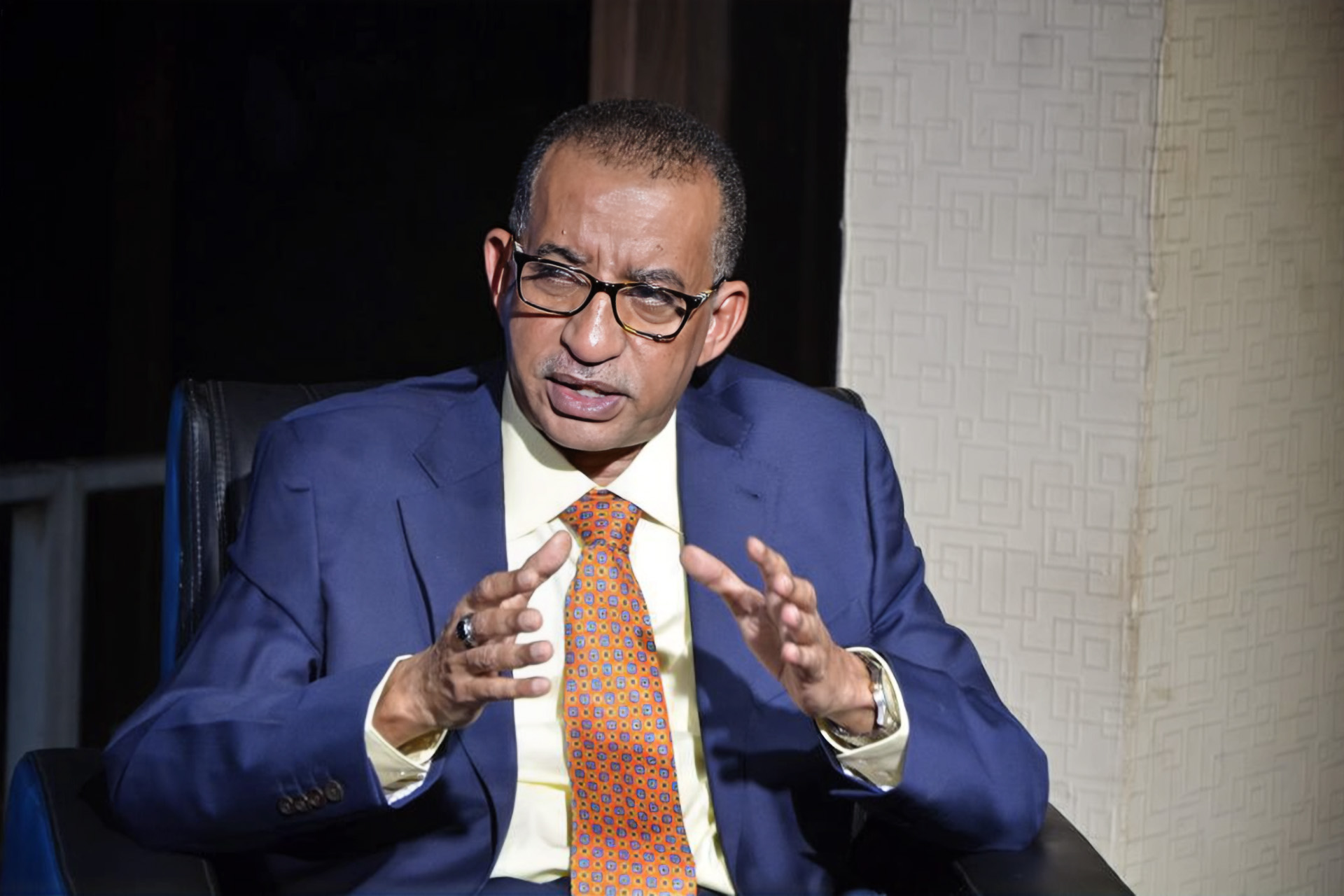 في حواره مع قناة "الجزيرة مباشر"، مساء أمس، رفض د. جبريل إبراهيم وصف الإطاحة بالحكومة الانتقالية في ٢٥ أكتوبر ٢٠٢١ بالانقلاب، بحجة أنها حكومة غير منتخبة، بينما لم يتردد في وصف إطاحة ثورة ديسمبر بحكومة “الإنقاذ” في ١١ أبريل ٢٠١٩ بأنها انقلاب!