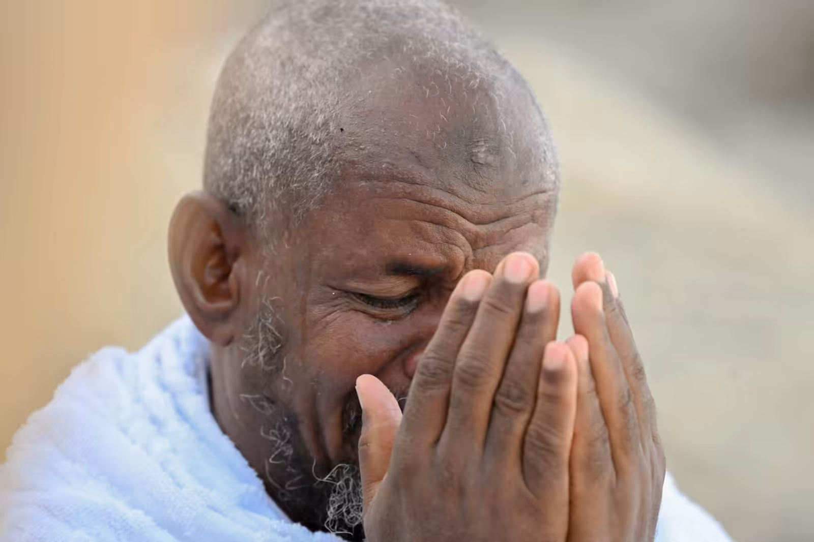 حاج تفيض عينيه بالدموع خلال تواجده في مشعر عرفات (تصوير: بشير صالح)