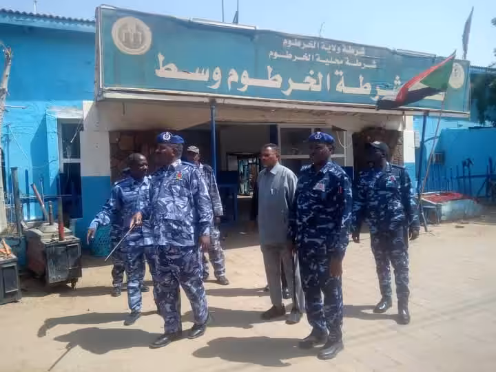  في إطار تعزيز الأمن والاستقرار بولاية الخرطوم، قام الفريق شرطة حقوقي د. إبراهيم أحمد شمين، رئيس هيئة الشؤون الإدارية، بزيارة ميدانية إلى رئاسة شرطة محلية جبل أولياء