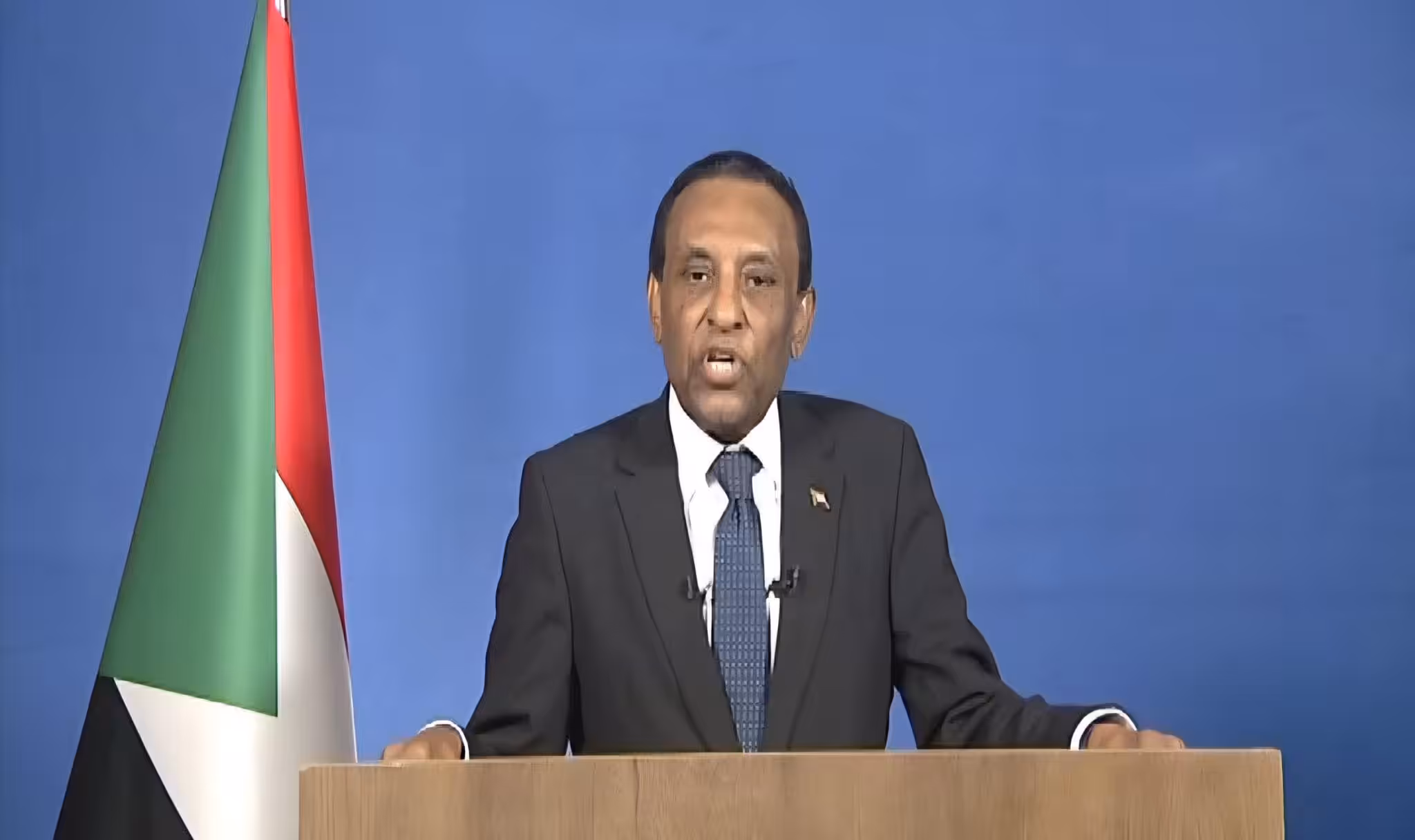 في أول خطاب له إلى الشعب السوداني بعد توليه رئاسة الوزراء، تعهّد الدكتور كامل إدريس بتحقيق أعلى درجات الشفافية والنزاهة في إدارة الدولة، كاشفاً عن طرح بعض الحقائب الوزارية للمنافسة العامة، في خطوة وُصفت بأنها غير مسبوقة.