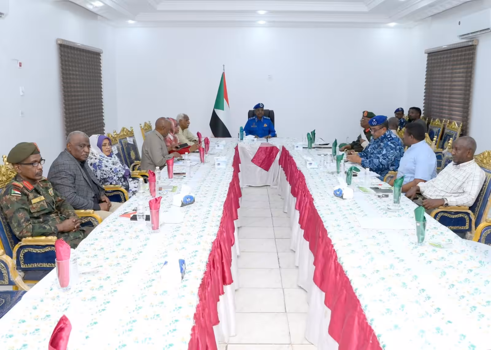 أعلن وكيل وزارة التربية والتعليم، الدكتور أحمد خليفة عمر، عن تسجيل أكثر من 200,000 طالب وطالبة لخوض امتحانات الشهادة السودانية المؤجلة للعام 2024، موزعين على 2,102 مركزًا داخل وخارج السودان، من بينها 50 مركزًا خارج البلاد.